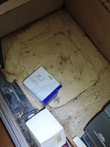 暗櫃內打開許多白蟻足跡