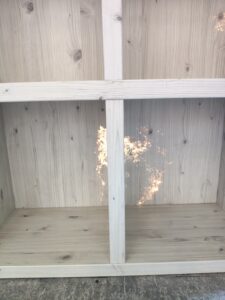 書櫃透光,白蟻造成