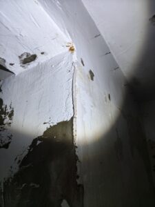 水泥牆上白蟻腐蝕一個洞口