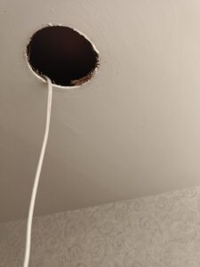 粉蛀蟲造成的小圓洞