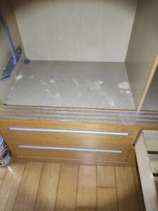 新店衣櫃粉蛀蟲木粉堆積