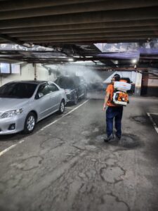 在停車場車道進行微粒子空間噴灑,讓藥劑能長時間懸浮並附著於牆面,建立防蚊殘效帶