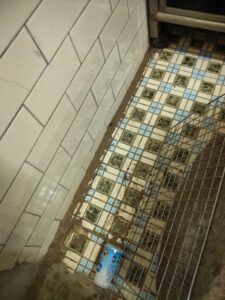 白蟻沿著廚房的水泥牆面與天花板縫隙,築起長長的一條褐色蟻道通往裝潢深處